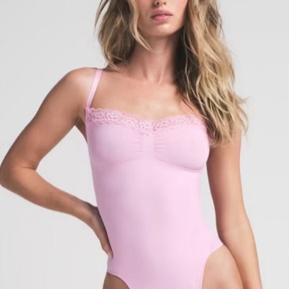 NWOT SKIMS SEAMLESS SCULPT THONG LACE BODYSUIT BUBBLE GUM SIZE: SMALL & LARGE - Picture 1 of 5